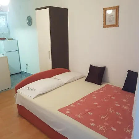 Studio Apartman Mira