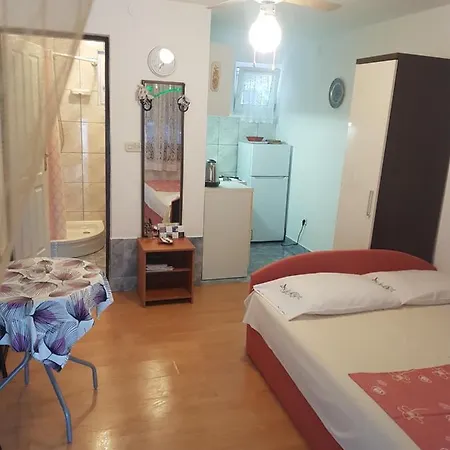 Studio Apartman Mira *